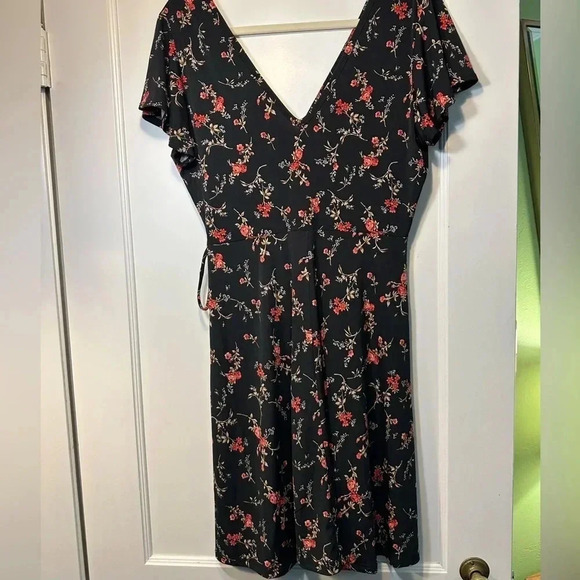 Kaileigh Faux Wrap Knit Dress – Black Floral (Size L) - Picture 4 of 7